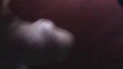 ஈரமான தனியா இருந்து ஒரு அழகான மாணவர்