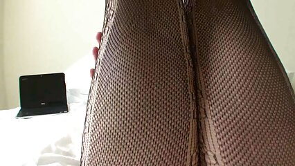 இரண்டு கறுப்பின ஆண்களுடன் ஒரு மாற்றாந்தாய் முத்தத்தின் உதாரணத்தில் ஒரு இளைஞனுக்கு செக்ஸ் பாடம்